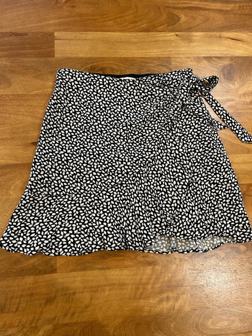 Abercrombie & Fitch Black and White Leaf-Print Wrap Skirt Size Small